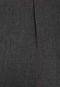 Tissu gris charbon avec une texture fine ; présente un pli vertical. Le matériau semble lisse avec un léger brillant.