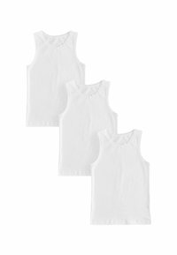 Drie witte tanktops gemaakt van zacht katoen. Elke heeft een ronde halslijn met een golvende rand en geen mouwen.