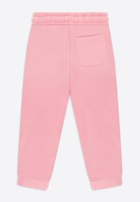 Pantaloni della tuta rosa con vita elasticizzata, dotati di una tasca posteriore e polsini arricciati, realizzati in un tessuto morbido e liscio.