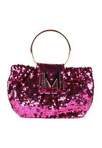 Bolso de mano de lentejuelas rosas con un asa circular dorada y un logo con acentos en negro que presenta una "M". La textura es brillante y reflectante.