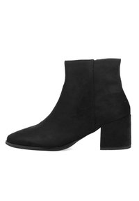 Botines negros de ante con punta afilada y un tacón cuadrado grueso. El diseño presenta líneas limpias y una textura suave.