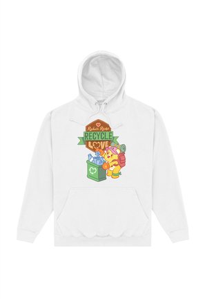 Biała bluza z kapturem z kolorowym, bajkowym niedźwiedziem niosącym recyklingowe przedmioty obok zielonego pojemnika z symbolem recyklingu i napisem.