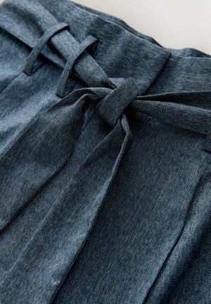 Țesătură din denim albastru închis cu model în zigzag. Prezintă un detaliu legat în talie și textură moale.