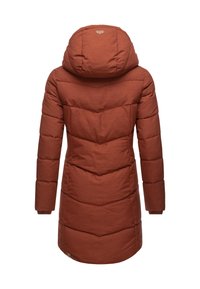 Brun dunjakke med hætte, der har et quiltet design, lange ærmer og en logodetalje nær kanten. Glat stoftype.