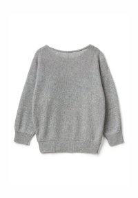 Šedý pletený svetr s volným střihem, širokým výstřihem a žebrovanými manžetami a lemem. Měkká textura a hladký povrch. Žádné viditelné vzory.