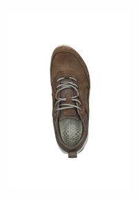 Zapatilla marrón hecha de ante y malla, con cordones gris claro, diseño perforado, cuello acolchado y suela de goma texturizada.