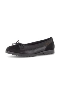 Zwarte balletschoenen met een gestructureerd slangenprintontwerp, een suède neuskap en een decoratieve strik aan de voorkant, met een flexibele rubberen zool.