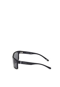 Gafas de sol negras con montura rectangular, lentes oscuros y brazos texturizados. Presenta detalles plateados en la montura y un detalle del logotipo.