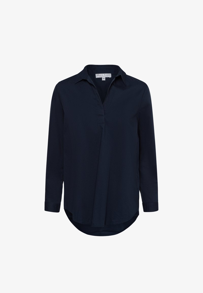 Blusa a maniche lunghe blu navy con colletto, pattina frontale e orlo curvo. Il materiale appare morbido con una leggera lucentezza.