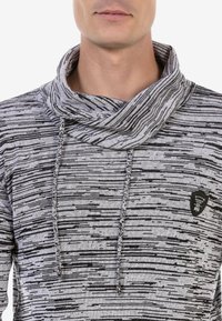 Graue und schwarze gestreifte Langarm-Hoodie mit Kapuze, Kordelzügen und einem kleinen schwarzen Logo-Patch auf der Brust. Material aus Baumwollmischung.