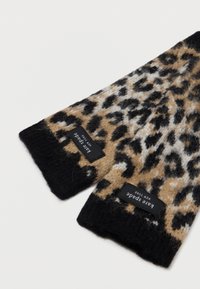 Ζευγάρι μανικιών από φουσκωτό ύφασμα με σχέδιο λεοπάρ και μαύρες μανσέτες, με κάθε μία να φέρει μια μαύρη ετικέτα που αναγράφει "Kate Spade New York".