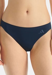 Navyblauwe bikini slipjes met een gladde textuur, lage taille en een klein logo detail aan de linkerkant.