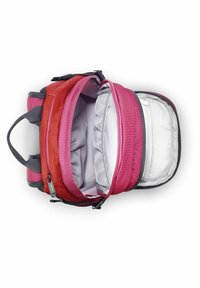 Sac à dos rouge et rose avec un intérieur gris, comportant plusieurs compartiments, des poches en maille et une poignée supérieure. Les fermetures éclair sont largement visibles.