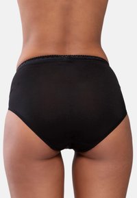 Czarne majtki o wysokim stanie wykonane z gładkiego materiału, z dekoracyjnym koronkowym wykończeniem wzdłuż pasa i bezszwowym tyłem.