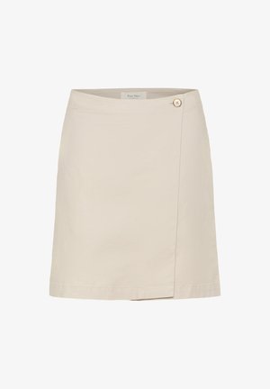 Beige színű pamut szoknya, átkötős dizájnnal, egy gombos részlettel a deréknál, és egyenes szabással, sima textúrával és letisztult vonalakkal.