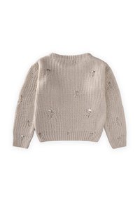 Smėlio spalvos megztinis laisvo silueto, su ryškiai matomomis skylėmis ir pasižymintis briaunuotu iškirptės ir rankogalių apdailu. Tekstūruotas siuvimo raštas.