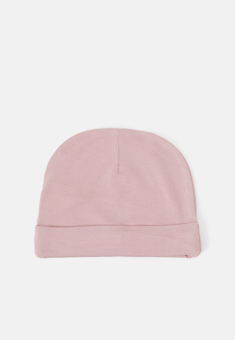Gorro rosa feito de tecido macio, com um topo arredondado e uma aba virada para cima, projetado para aquecer e proporcionar conforto.