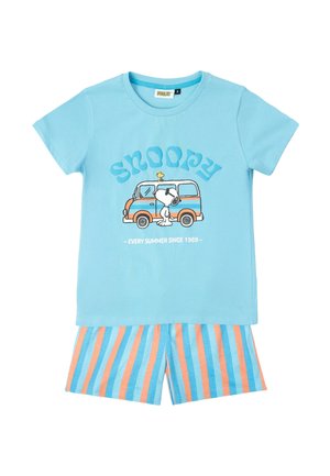 Conjunto infantil azul claro con gráfico de Snoopy y pantalones cortos a rayas naranja y azul, con Snoopy y Woodstock junto a una furgoneta y el texto "Cada verano desde 1969."