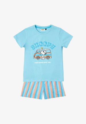 Conjunto infantil azul claro con gráfico de Snoopy y pantalones cortos a rayas naranja y azul, con Snoopy y Woodstock junto a una furgoneta y el texto "Cada verano desde 1969."