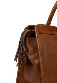 Borsa a tracolla in pelle marrone con una forma strutturata, chiusura con zip e nappine in pelle. Presenta un accento hardware in tono oro lucido.