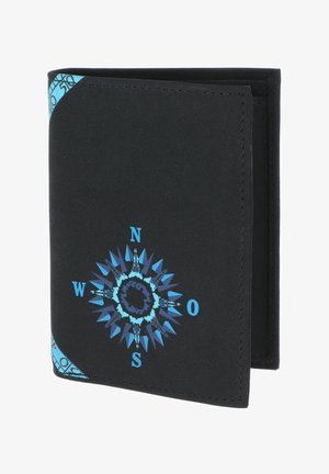 Portefeuille noir avec un motif de rose des vents bleue et des détails d'angle évoquant des marquages cartographiques sur la couverture avant.