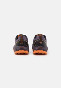 Scarpe sportive nere e viola con una finitura texture, con accenti arancioni e una suola imbottita per un maggiore comfort e supporto.