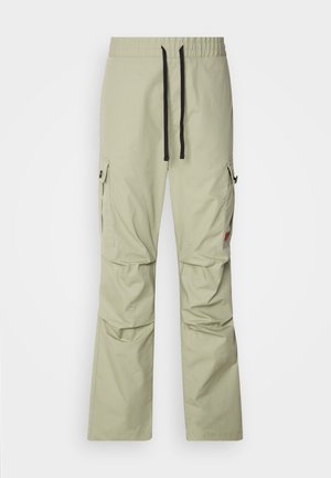 Hele rohelised cargo püksid, millel on mugav lõige, elastne vöökoht, must nöör, kaks küljetaskut ja peened õmblused.