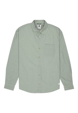 Koszula z długim rękawem zapinana na guziki, w zielono-biały drobny wzór w kratę, z kieszenią na lewej piersi i zapinanymi na guziki grotami kołnierzyka.