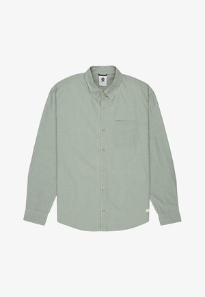 Koszula z długim rękawem zapinana na guziki, w zielono-biały drobny wzór w kratę, z kieszenią na lewej piersi i zapinanymi na guziki grotami kołnierzyka.