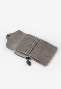 Portafoglio in pelle grigia con chiusura a zip, diversi scomparti per carte e dettagli RFID sicuri in rilievo. Texture liscia e design minimalista.