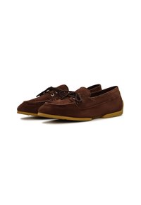 Brune ruskind loafers med en struktureret overflade, der har en rund tå, snørebånd og en kontrastfarvet gul gummisål.
