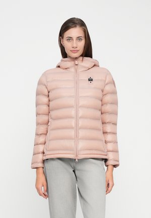 Gewatteerde roze donsjas met capuchon, ritssluiting aan de voorkant en verticale gestikte design. Voorzien van een logo-tag en zijzakken.