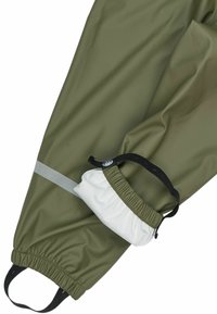 Pantalon de pluie vert olive résistant à l'eau avec taille et chevilles élastiques. Comprend une bande réfléchissante grise et des détails de sangle noire réglable.