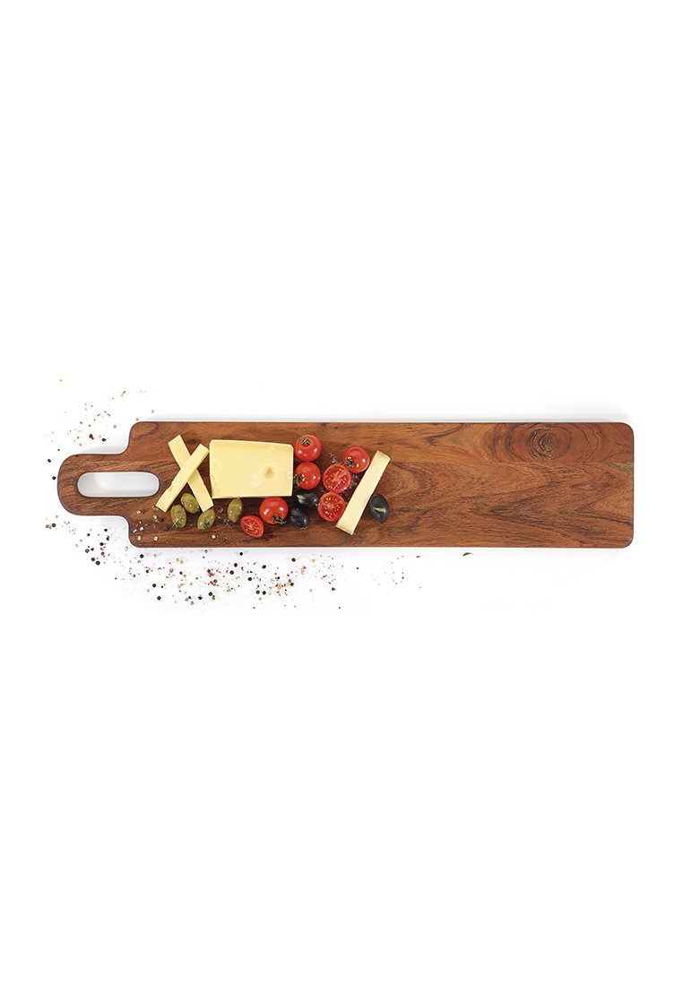 Tagliere di legno con formaggio a fette, pomodorini, olive, capperi e pepe in grani sparsi su uno sfondo bianco.