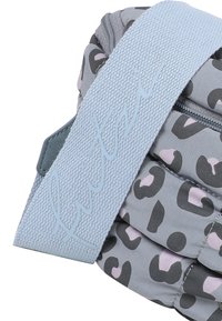 Borsa grigia con motivo e macchie di leopardato nere e rosa chiaro; presenta una tracolla texturizzata blu chiaro con il nome del marchio in rilievo.