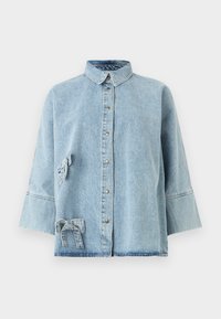 Ljust blå denimskjorta med krage, tryckknappsstängning, trekvartslånga ärmar och en rosettdekoration på vänster sida.