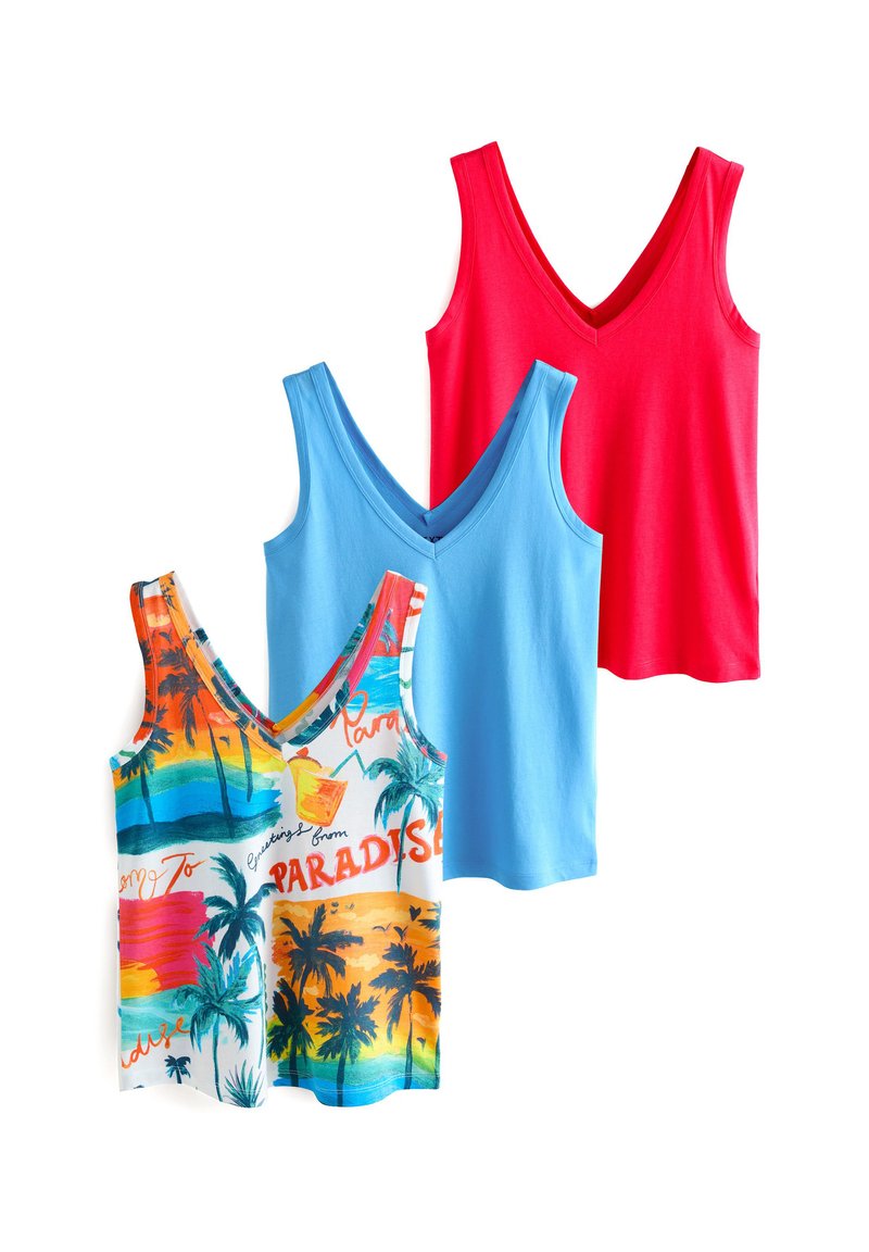 Drie mouwloze tanktops met v-hals in levendige kleuren: één rood, één effen blauw en één met een kleurrijke tropische print met palmboom en tekst.