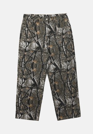 Bukser med camouflagemønster med brune blade, sorte og hvide grene, lige ben, lukning med knapper og lynlås, forlommer.