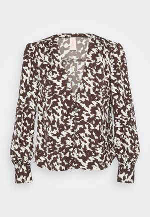 Hnedo-biely blouse so vzorom, s V-výstrihom, gombíkovým zapínaním a dlhými, mierne vyp puffovanými rukávmi. Mäkka tkanina s hladkou textúrou.