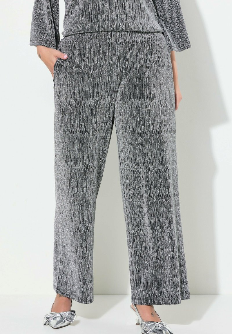 Grijze, gestructureerde wijde broek met een verticale streepjespatroon. Voorzien van een elastische tailleband en zijzakken, gemaakt van een zachte stoffenmix.