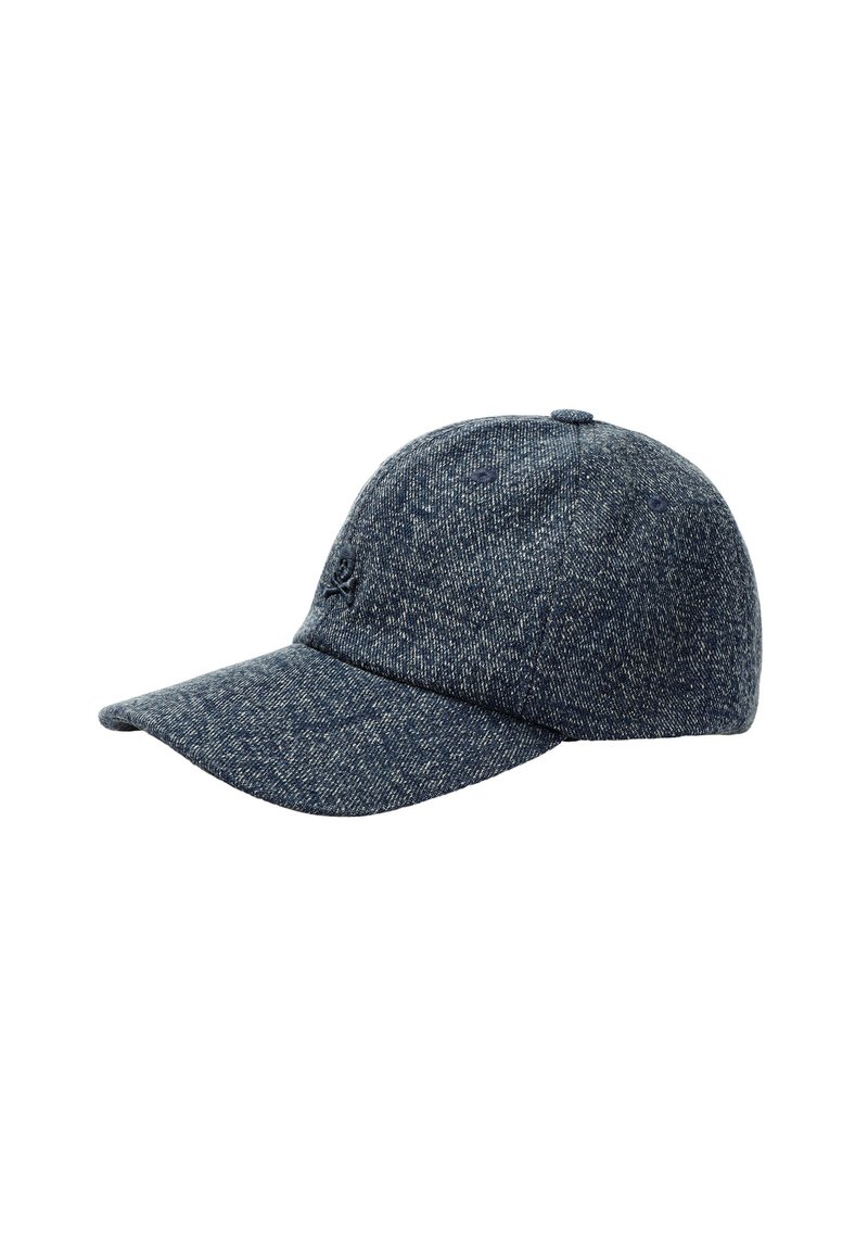 Gorra de béisbol de denim con corona estructurada, color azul oscuro, visera curvada y un sutil logo bordado en la parte delantera.