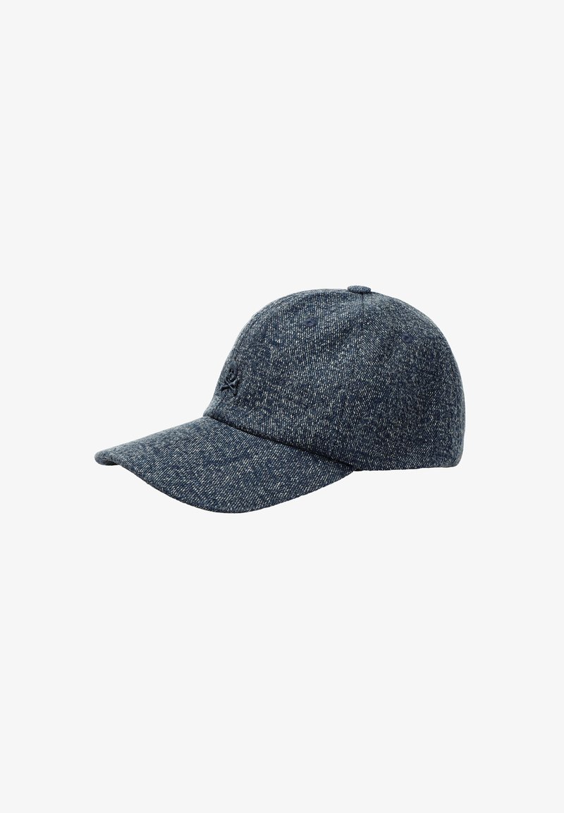 Gorra de béisbol de denim con corona estructurada, color azul oscuro, visera curvada y un sutil logo bordado en la parte delantera.