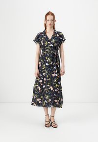 Blomstreprint midi-kjole i mørk marineblåt stoff, korte ermer, kragekrage, innsnevret midje med matchende belte, og sideslisser.