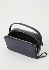 Geantă de umăr din piele bleumarin cu închidere cu fermoar, logo embosat pe față, formă rectangulară structurat și un mâner scurt.