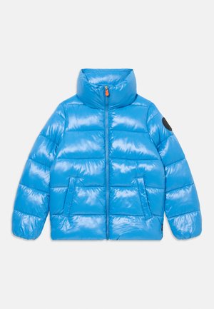 Sinine puhvjakkeet kõrge kraega, ees tõmbluku, kahe küljetasku ja mati viimistlusega. Õlal on must aksent.