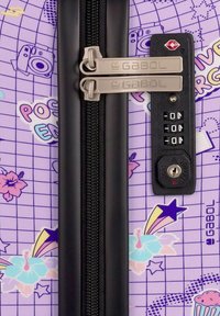 Valigia viola con motivo a griglia e grafiche floreali e a stelle. Zip nera e lucchetto TSA, con hardware argentato e combinazione a ghiera.
