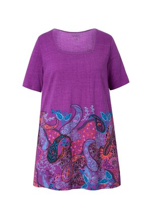 Paarse korte mouw tuniek met een vierkante halslijn, met een kleurrijk paisleypatroon aan de zoom in blauwe, roze en oranje tinten.