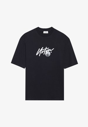 Črna bombažna majica s kratkimi rokavi, ki ima na prsih belo grafično printano besedo "Urban" in krožno obliko ter okroglo izrezano ovratnik.