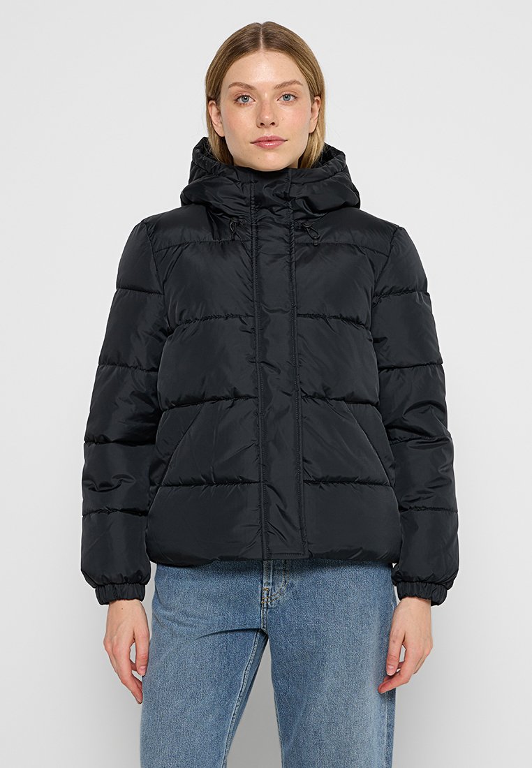 Schwarze Daunenjacke mit Kapuze, ausgestattet mit einem Reißverschluss und elastischen Bündchen. Das Design umfasst gesteppte Einsätze für Struktur und Wärme.