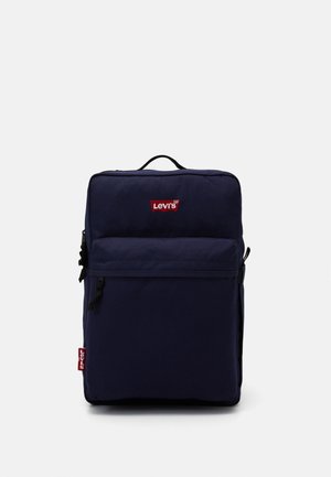 Sac à dos rectangulaire bleu marine Levi's avec poignée supérieure, poche avant zippée et écussons rouges visibles du logo Levi's à l'avant et sur le côté.